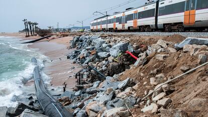 Trabajadores de Adif reparan parte de la vía afectada por el temporal el pasado fin de semana en el Maresme.