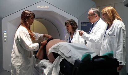 Acelerador de radioterapia instalado en el Hospital de la Vall d'Hebron gracias a la Fundación Amancio Ortega.