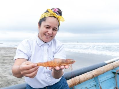 Valentina Alvarez  (40) muestra un camaron de mar o también llamado langostino colorado que acaba de comprar para su cocina.San Jacinto, Manabí- Ecuador, 7 julio, 2022. Fotógrafa : Ana Maria Buitron