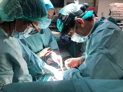 El doctor Carlos Martín y la residente Elsa Ríos, junto a una enfermera instrumentista, trasplantan el corazón del paciente A, el primero de los dos durante ese viernes, en una imagen tomada por los propios trabajadores del hospital