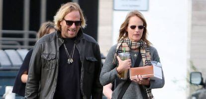 Helen Hunt y Mattew Carnahan paseando por las calles de la ciudad californiana de Brentwood, en 2014.  