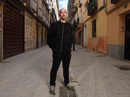 Alejandro Moraleda, de 37 años, posa en el centro de Madrid.