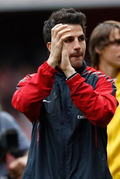 Cesc Fábregas saluda a la afición del Arsenal tras el último partido en casa de la temporada.