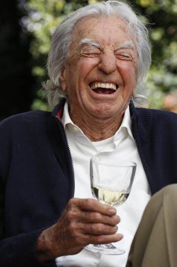 Jorge de Pallejá ríe durante una conversación sobre uno de sus libros.