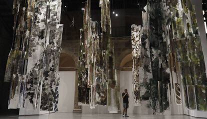Las columnas de papel creadas por RCR para la exposición del Arts Santa Mònica.