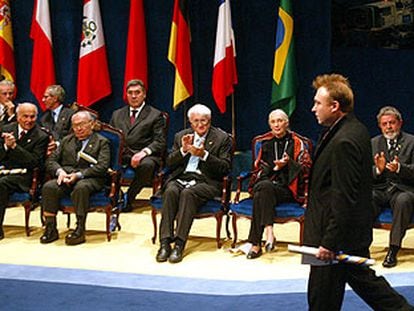 Miquel Barceló es aplaudido por los otros galardonados tras recibir el Príncipe de Asturias de las Artes.