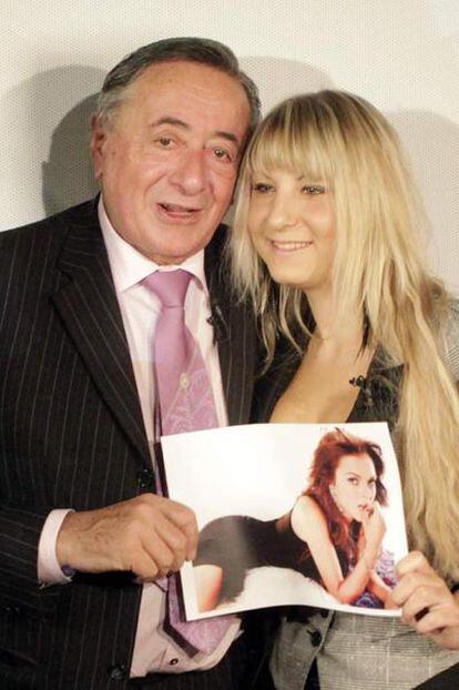 Lugner y su hija posan ayer con una imagen de Lindsay Lohan.