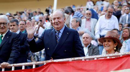 El rey Juan Carlos y la Infanta Elena (d), en plaza de toros de Las Ventas este miércoles. 