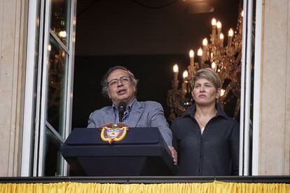 Gustavo Petro junto a su esposa, Verónica Alcocer, en el balcón de la Casa de Nariño, el pasado 1 de mayo.