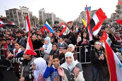 Simpatizantes de Bachar el Asad se manifiestan en Damasco para condenar los atentados del 23 de diciembre.