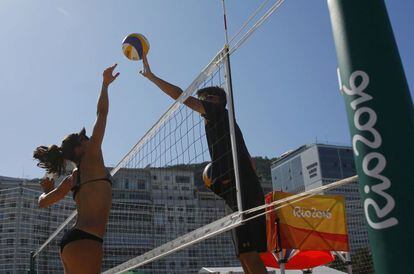 La jugadora española Elsa Baquerizo Macmillan entrena en el centro olímpico de las playas de Copacabana