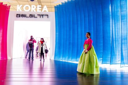 El estand de Corea del Sur, país socio de Fitur 2020, brilla con luz propia en el pabellón 6 (Asia Pacífico) para introducir a los visitantes al turismo ‘Hallyu’, término que en español significa Ola Coreana y que hace referencia a la creciente popularidad global de la cultura contemporánea del país asiático. Tradición y modernidad se funden en la oferta turística de Corea del Sur, cuyo número de visitantes extranjeros se ha duplicado en los últimos años. En 2018 sedujo a 15,3 millones de turistas (27.314 españoles entre ellos), un 17,2% más que en 2017.