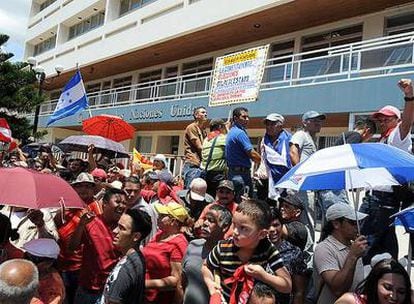Cientos de seguidores del presidente depuesto Manuel Zelaya se reúnen frente a la sede de Naciones Unidas en Tegucigalpa