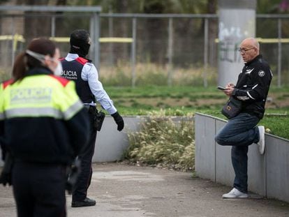 Los Mossos piden a un hombre, en un parque de Barcelona, que vuelva a casa por el confinamiento.