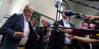 Don Juan Carlos bromea con la prensa tras recibir el alta del hospital Clinic.