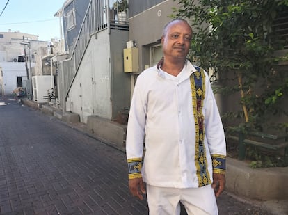 El eritreo Futuwi Habtemichael en una calle del distrito Hatikva de Tel Aviv. / AP