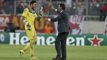 Roberto y Michel celebran el triunfo ante la Juve.