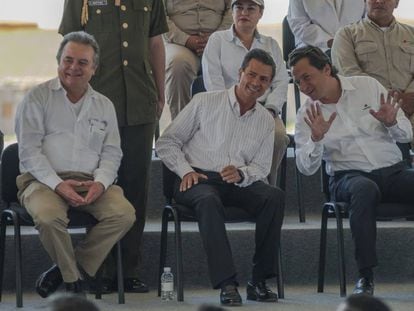 Pe&ntilde;a Nieto y Emilio Lozoya conversan en un acto de 2014.