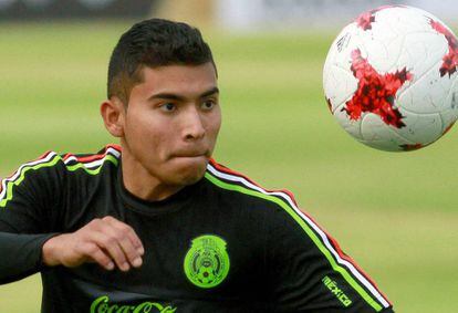 Pineda durante un entrenamiento con México
