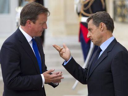 El presidente franc&eacute;s, Nicol&aacute;s Sarkozy,  el primer ministro brit&aacute;nico, David Cameron, antes de una conferencia sobre Libia en el Palacio del El&iacute;seo en Par&iacute;s, el pasado 1 de septiembre.