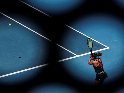 Nuria Párrizas devuelve de revés durante el partido de la 3ª ronda contra Pegula.