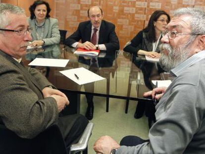 Fernández Toxo y Cándido Méndez durante la reunión con Rubalcaba.