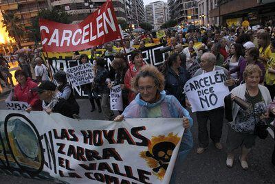 Vecinos de la localidad de Carcelén (Albacete), cercana a Zarra, se manifestaron ayer en Valencia contra el almacén.