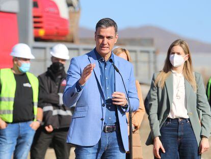 Pedro Sánchez, el lunes en su visita a a una planta geotérmica en Níjar (Almería).