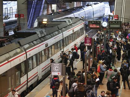 Trenes de Cercanías de Renfe en la estación madrileña de Atocha.