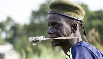 Un miliciano cristiano con un machete entre los dientes, en Bangui.