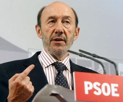El secretario general del PSOE, Alfredo P&eacute;rez Rubalcaba, tras reunirse con la direcc&oacute;n del PSOE en Cantabria.