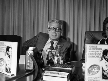 Jorge Semprún, presentando el libro 'Autobiografía de Federico Sánchez" en 1977.