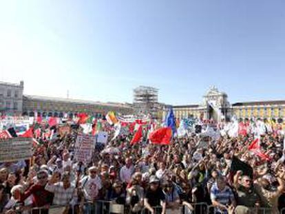 Manifestantes convocados por el CGTP, el sindicato mayoritario de Portugal, se reunen en la Plaza de Comercio de la capital lusa para protestar contra los últimos recortes del Gobierno, hoy sábado 29 de septiembre de 2012.