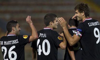 Fernando Llorente agradece las felicitaciones tras marcar su gol en Haifa. 