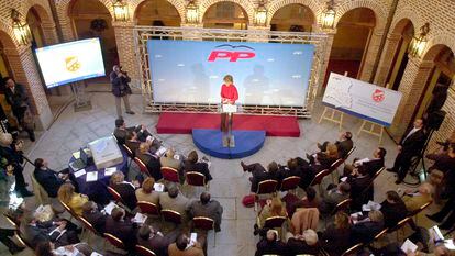 Esperanza Aguirre, candidata entonces del PP a la presidencia de la Comunidad de Madrid, en un acto electoral en 2003 en Boadilla, durante una de las campañas financiadas por Gürtel, según la Policía.