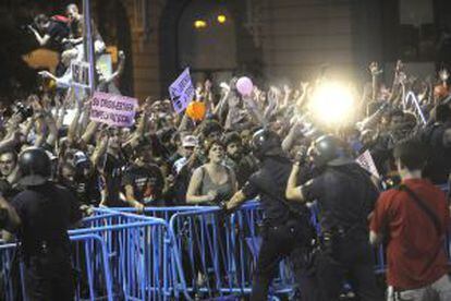 Cientos de indignados se manifiestan en la Carrera de San Jerónimo.