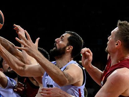 Mirotic pelea por un rebote ante Radosevic