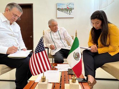 El presidente Andrés Manuel López Obrador, el canciller Marcelo Ebrard y una colaboradora, durante la llamada del pasado viernes con el mandatario estadounidense, Joe Biden.