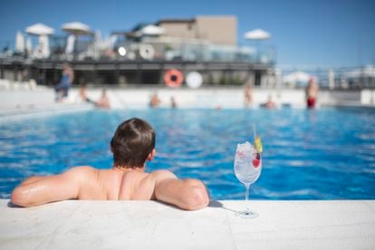 Lucas, un Erasmus francés en Madrid, junto a un 'gin-tonic' en la piscina del Hotel Emperador este lunes por la tarde.