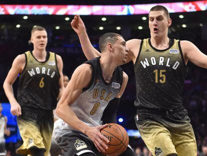 LaVine, con el bal&oacute;n, Porzingis y Jokic.