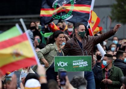 La candidata de Vox a la presidencia de la Comunidad de Madrid, Rocío Monasterio, y el presidente del partido, Santiago Abascal durante un acto electoral en Fuenlabrada, el 19 de abril de 2021.