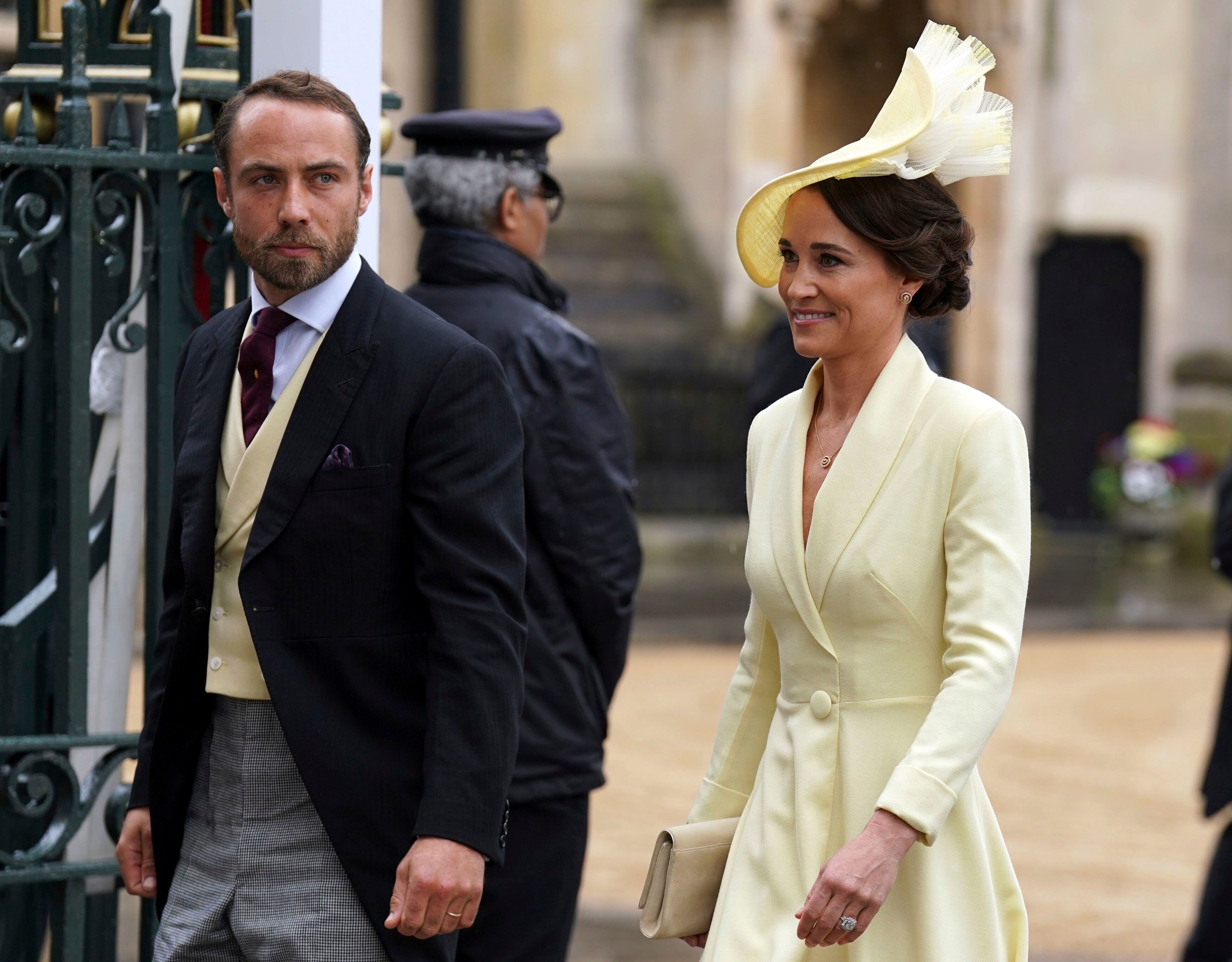 Pippa y James Middleton, cuñados del heredero al trono, llegan a la abadía de Westminster. En la lista de invitados, que ha descendido de los 8.000 en la coronación de Isabel II a los 2.000 en la de Carlos III, también están los padres de Kate Middleton. 