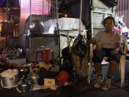 La se&ntilde;ora Chan, de 79 a&ntilde;os, en su puesto ilegal, donde tambi&eacute;n vive, en el barrio de Sham Shui Po.