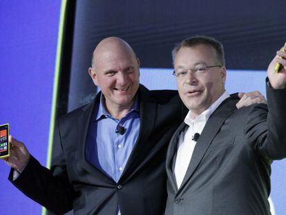 De izquierda a derecha, Steve Ballmer (Microsoft) y Stephen Elop (Nokia).