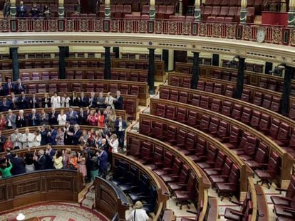 El secretario general del PSOE Pedro S&aacute;nchez, es aplaudido por su grupo parlamentario