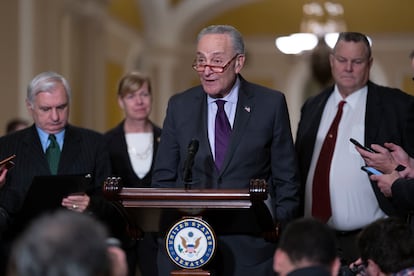 El líder demócrata en el Senado de Estados Unidos, Chuck Schumer, comparece ante los periodistas antes de la votación sobre ley del matrimonio homosexual.