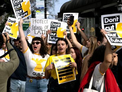 Periodistas de 'Los Angeles Times' protestan en el centro de la ciudad con una huelga contra los recortes en el periódico.