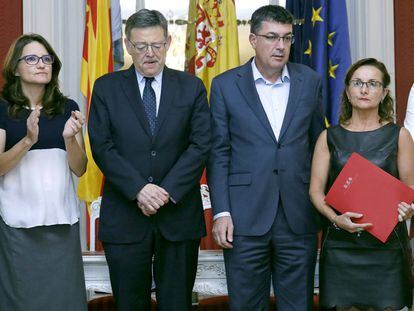 Los presidentes de la Generalitat y las Cortes, en el centro, con la presidenta de la asociaci&oacute;n de v&iacute;ctimas (a la derecha). 