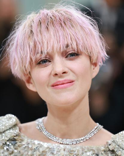 Marion Cotillard fue una de las primeras en lucir la tendencia en 2023 y rescatarla tras unos años un tanto olvidada. Acudió a la gala Met de este año, que celebraba el trabajo en la moda de Karl Lagerfeld, vestida de Chanel y con el pelo corto, despeinado y teñido de rosa.