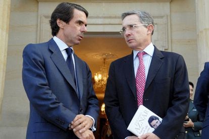 El expresidente colombiano Álvaro Uribe junto con José María Aznar en Bogotá. Uribe fue uno de sus grande aliados y de George W. Bush en la que titularon 'guerra contra el terrorismo'. Uribe sigue formando parte de su círculo político internacional más íntimo.